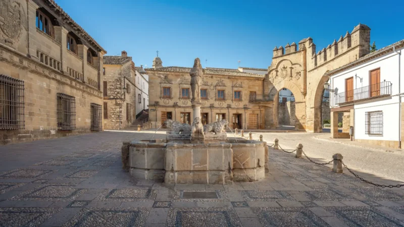 Fuente de los Leones and the Jaén Gate on Plaza del Pópulo in Baeza, Jaén, Andalucía