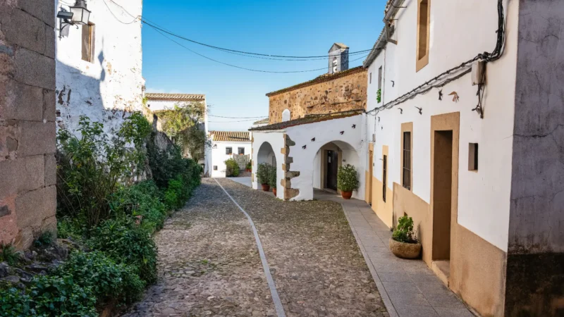 Whitewashed houses in the old Jewish quarter of Cáceres, Extremadura, Spain