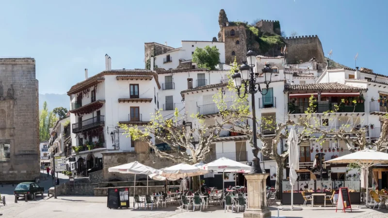 Plaza de Santa María in Cazorla old town, with the Castillo de la Yedra above, Jaén, Andalucía