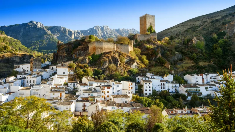 The white town of Cazorla below the Castillo de la Yedra, with the sierra behind, Jaén, Andalucía, Spain