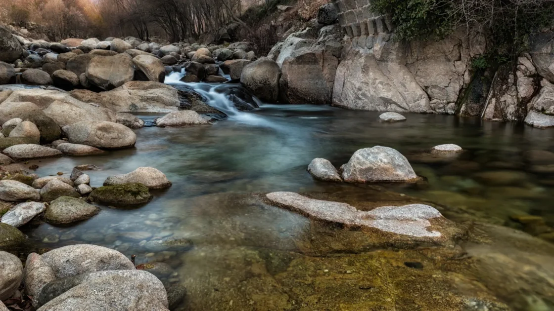 A natural river pool on the Garganta Jaranda below Jarandilla de la Vera, Extremadura, Spain