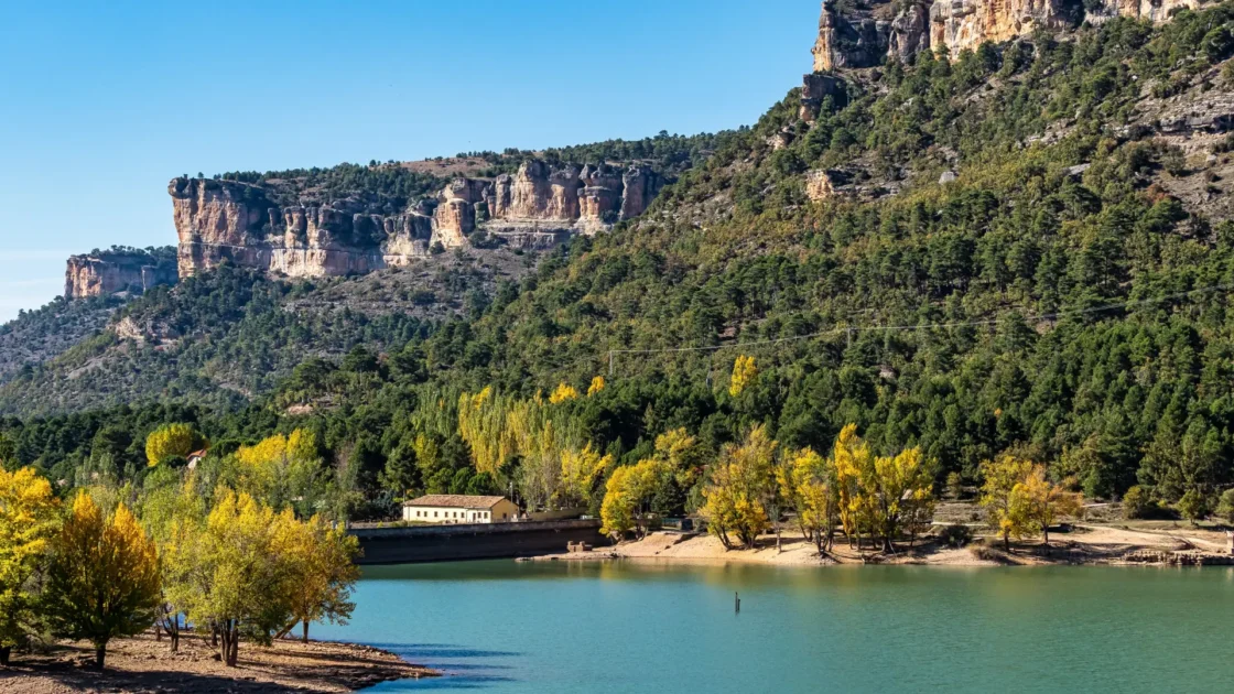 The Embalse de la Toba reservoir below limestone cliffs on the Júcar near Uña, Castilla-La Mancha, Spain