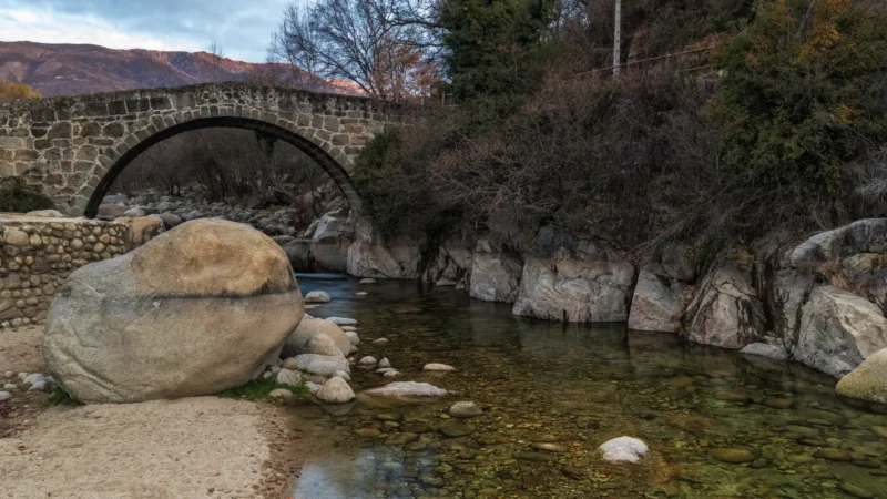 Medieval Puente del Parral stone bridge over the Garganta Jaranda in Jarandilla de la Vera, Extremadura, Spain