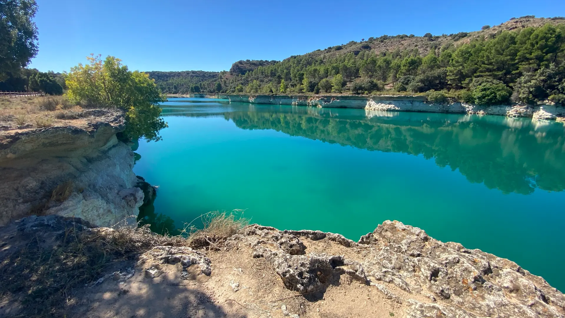 Turquoise lagoon at the Lagunas de Ruidera, Castilla-La Mancha, Spain