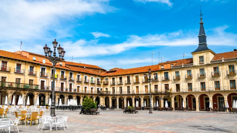 The arcaded Plaza Mayor in León's old town, Castilla y León, Spain