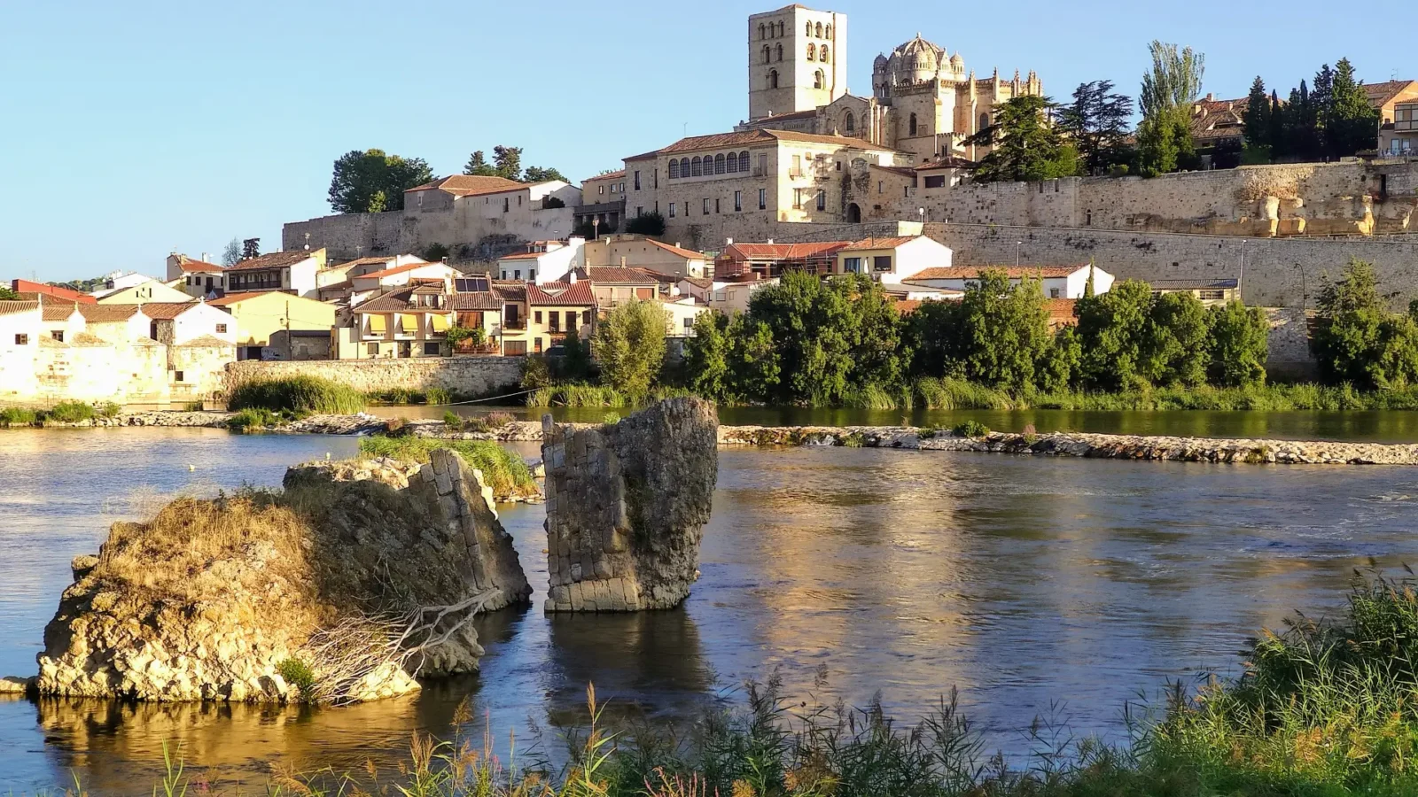 Dawn over Zamora above the River Duero, Castilla y León, Spain