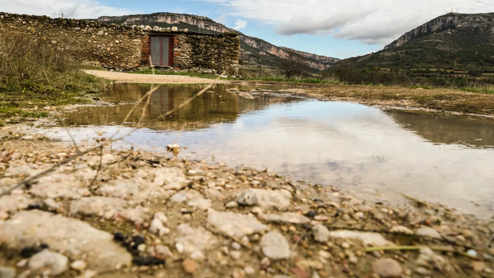 An old stone house beside still water in the Serranía de Cuenca near Tragacete, Castilla-La Mancha, Spain