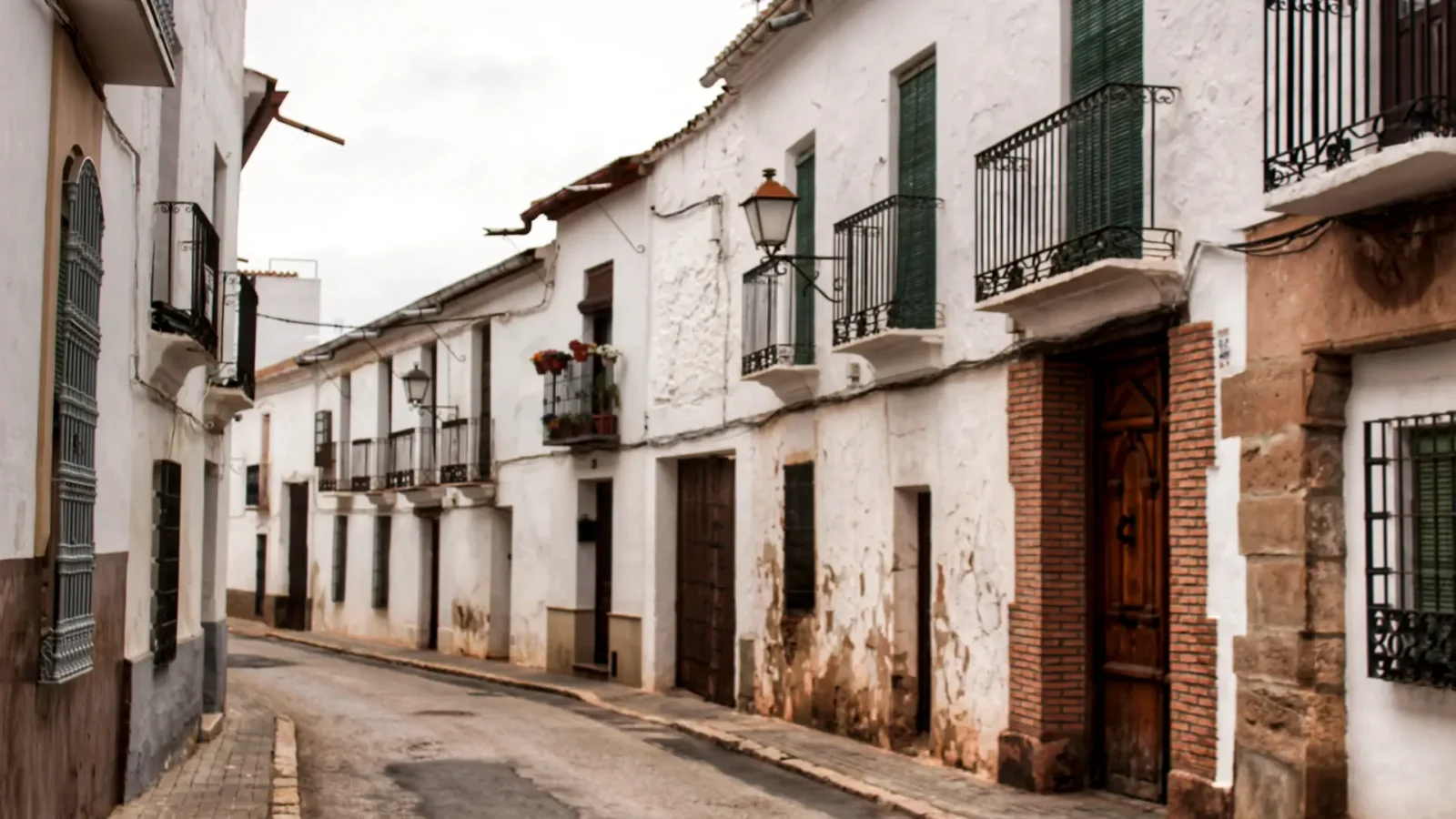 A quiet whitewashed street in Villanueva de los Infantes, Castilla-La Mancha, Spain