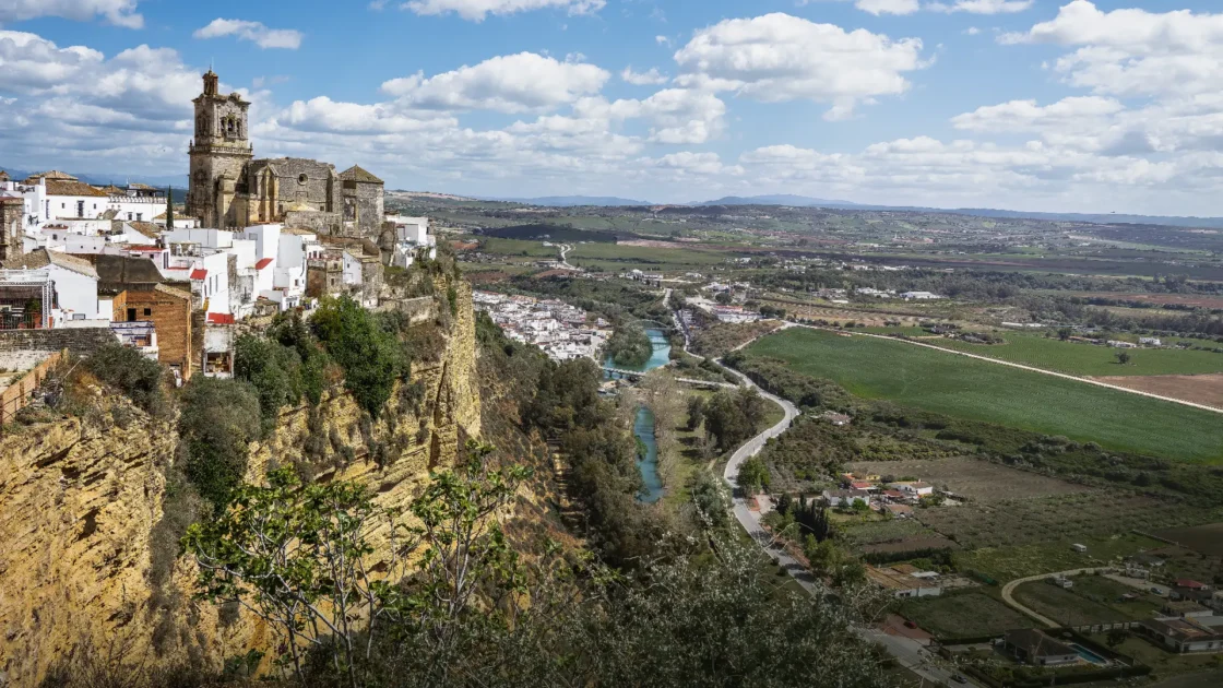 The old town of Arcos de la Frontera on its sandstone ridge above the Guadalete river, Andalucía, Spain